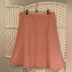 Banana Republic lined skirt. Side zip. Size 8. Excellent condition.